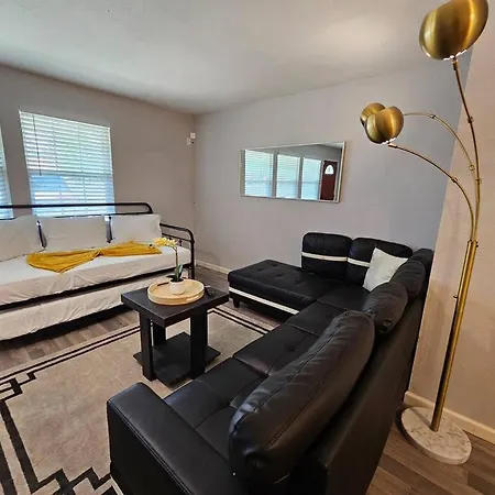 New Houston Home! Sleeps 10-12, Near Downtown, 4 Car Parking